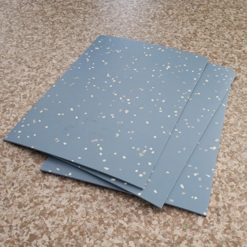 Piso de borracha de alta densidade resistente ao fogo para escolas, aeroportos, rolos de vinil